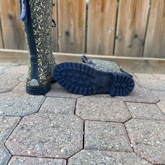Wind river women rubber rain boots, blue and cream floral. Size 7. Used. - Picture 8 of 9